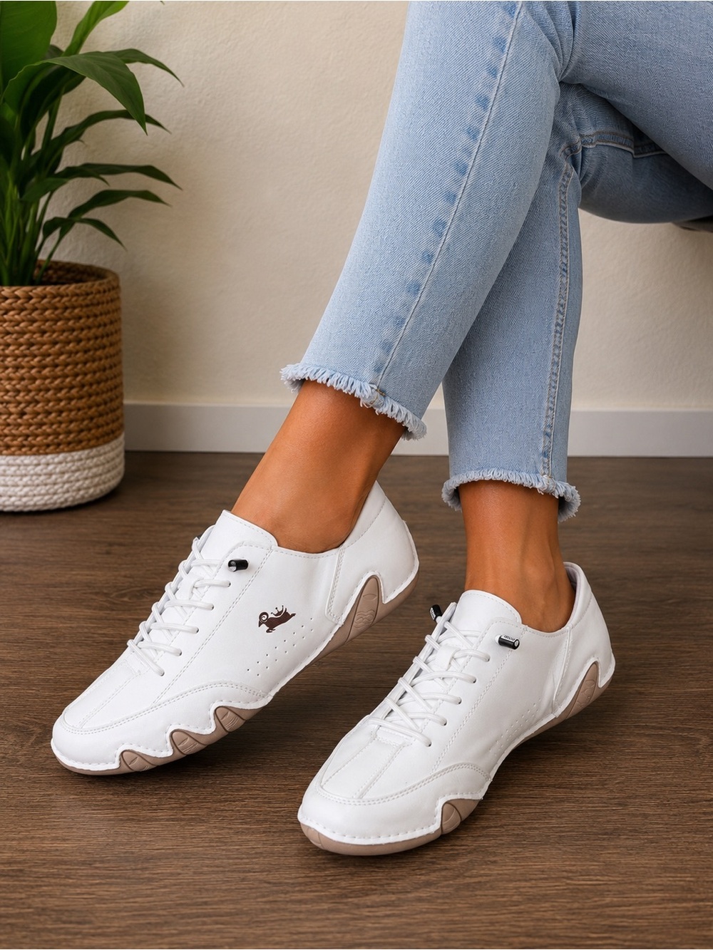 Women’s White Comfort Walking Sneakers EU 40 Casual Lace Up Shoes NWOT